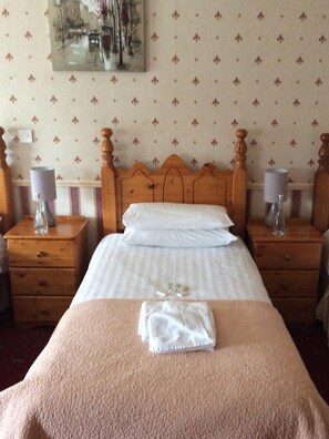 Basic Triple Room | Desk, blackout drapes, iron/ironing board - The Royal Hotel Arklow (Arklow)