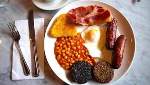 A plate of breakfast with beans, bacon, sausages, and eggs. - The Royal Hotel Arklow (Arklow)