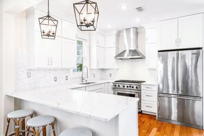 Kylskåp, mikrovågsugn, ugn och spishäll