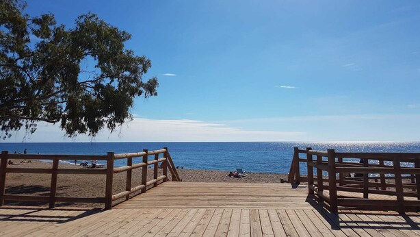 A wooden boardwalk leading to a beach with a clear view of the ocean. - The Charm of Val-calm and sea views in Bolnuevo (Bolnuevo)