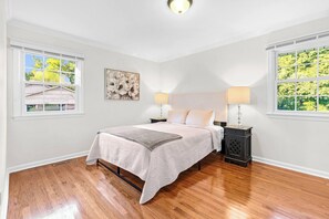 3 chambres, bureau, fer et planche à repasser, lit de bébé portatif