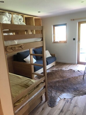 6 bedrooms, iron/ironing board, travel cot, WiFi