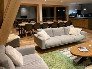 Smart TV, fireplace, stereo