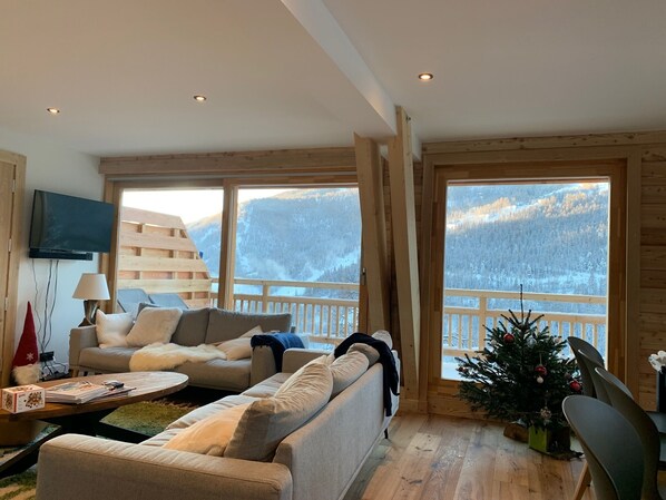 Smart TV, fireplace, stereo