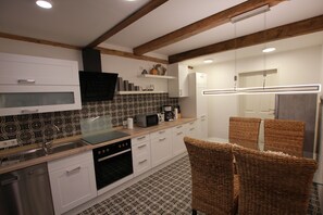 Kjøleskap, mikrobølgeovn, ovn og kokeplater