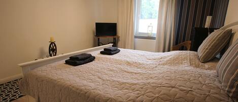 2 bedrooms, iron/ironing board, travel crib, free WiFi