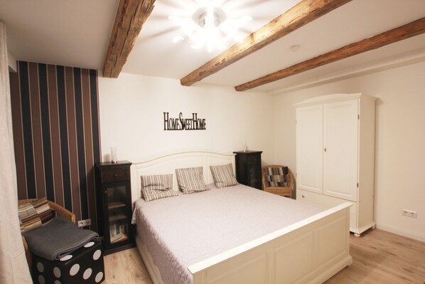 2 habitaciones, tabla de planchar con plancha y cuna de viaje 