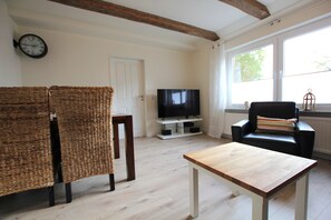 Smart-TV, Bücher, Stereoanlage