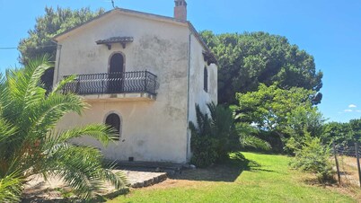 House in a romantic citrus grove, private access to the beach, relax and tranquility!