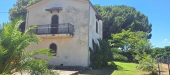 House in a romantic citrus grove, private access to the beach, relax and tranquility!