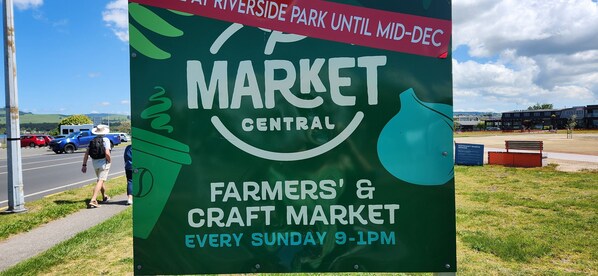 A sign for the Market Central Farmers' & Craft Market, indicating it is open every Sunday from 9-1 PM. - Nice place, great lakeside location

Heated Pool,
Spa Bath,
Strong WiFi,
SKY TV
 (Taupo)