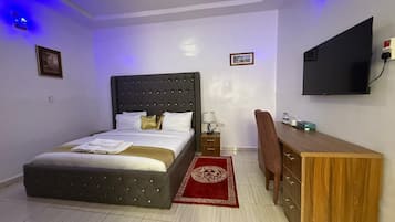 Suite – exclusive | Skrivebord, skrivebord for bærbar PC og blendingsgardiner