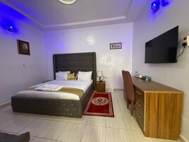 Escritorio, espacio para trabajar con laptop y cortinas blackout 