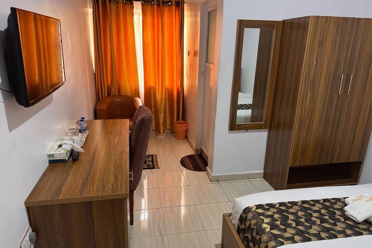 Deluxe Double Room | Desk, laptop workspace, blackout drapes, WiFi (free)