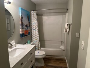 Condo, 2 Queen Beds (10 F Two Bedroom Condo) | Bathroom