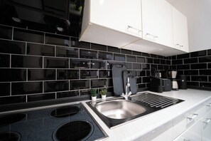 Refrigerador, horno, parrilla de estufa y cafetera y tetera 