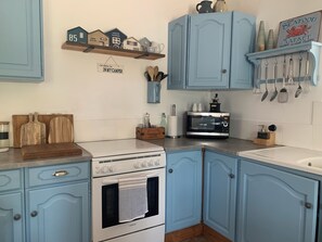 Fridge, microwave, oven, stovetop - Charming rural retreat (Lussac-les-Églises)