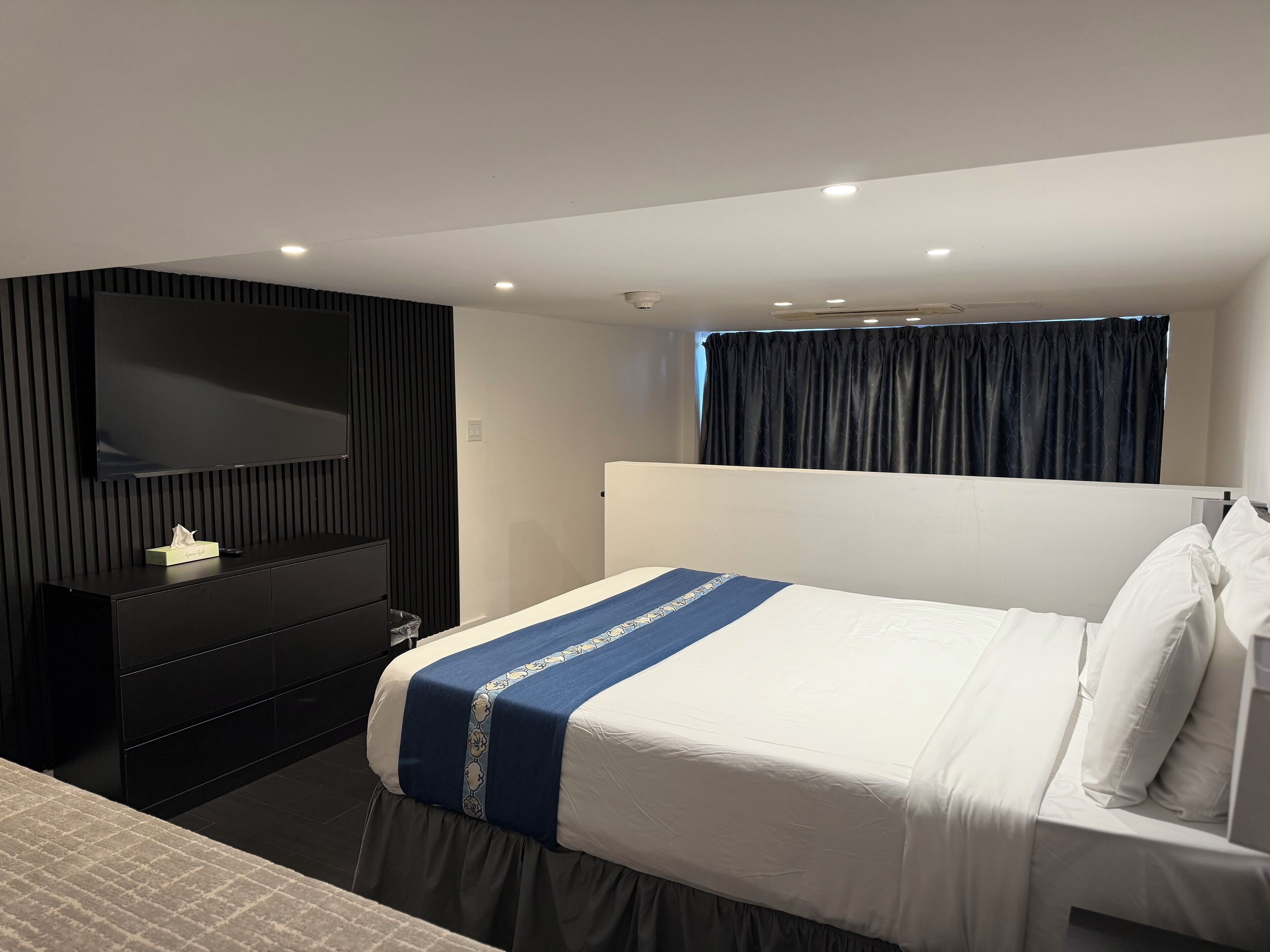 Loftsrom – royal | Skrivebord, skrivebord for bærbar PC og strykejern/-brett