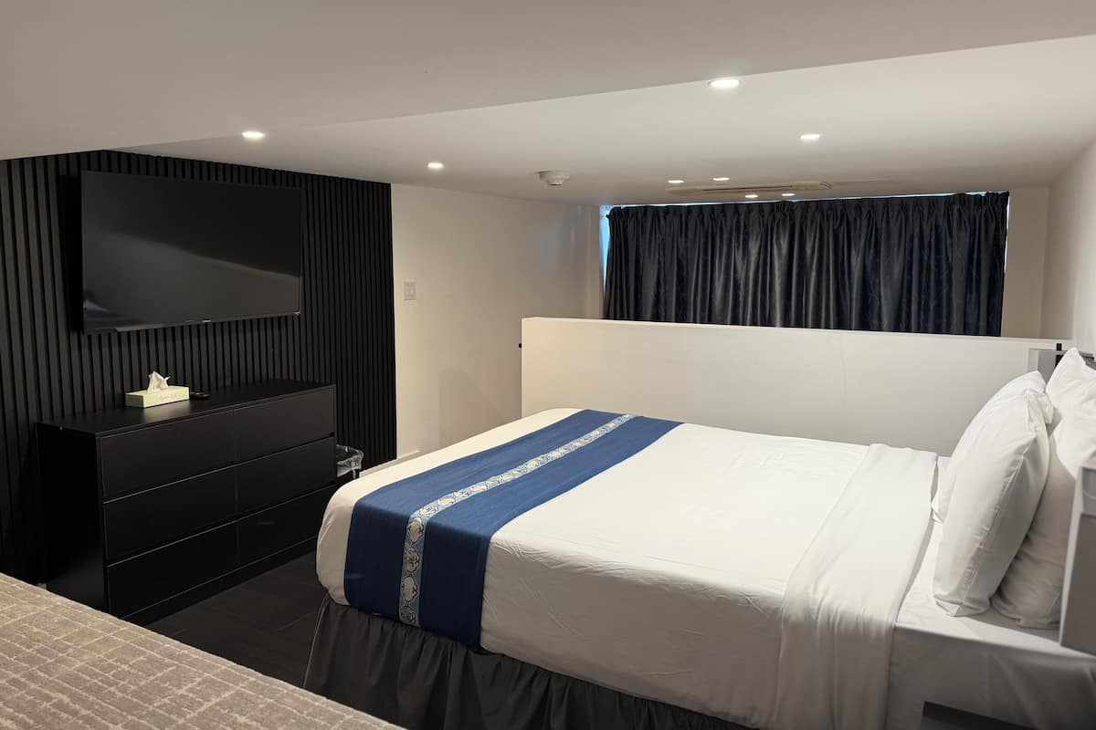 Royal Loft | Desk, laptop workspace, iron/ironing board, free WiFi