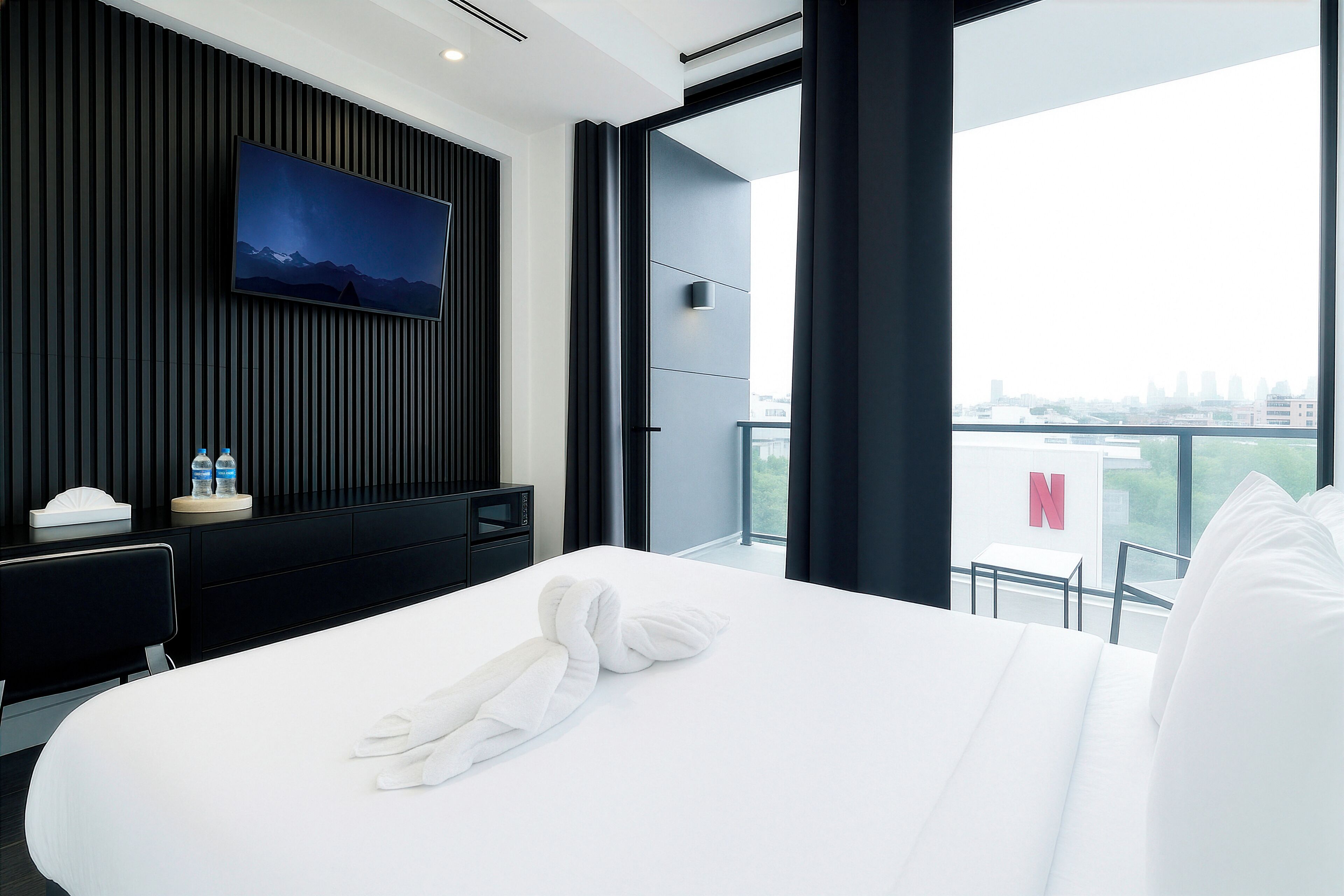 Een bureau, een laptopwerkplek, een strijkplank/strijkijzer, gratis wifi