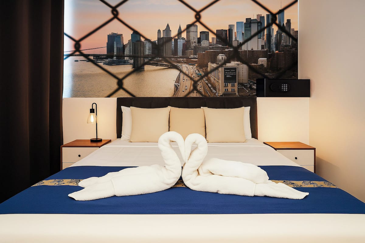 Deluxe Room | 1 bedroom, desk, laptop workspace, iron/ironing board