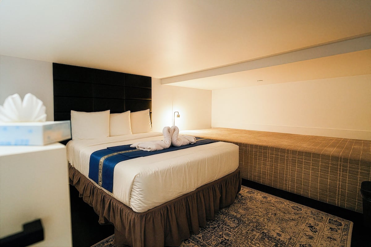 Deluxe Room, 1 Queen Bed, City View | 1 bedroom, desk, laptop workspace, iron/ironing board