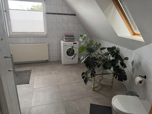 Dusch, hårtork, handdukar och tvål
