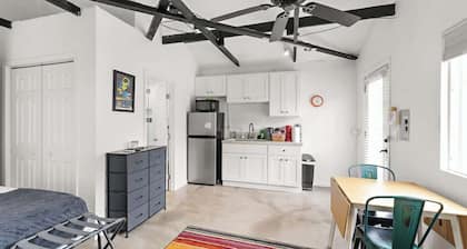 Cozy Guest Suite with Kitchenette Prime Location