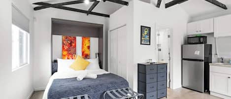 Tabla de planchar con plancha, wifi y ropa de cama