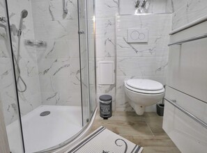 Dusj, hårføner og håndklær