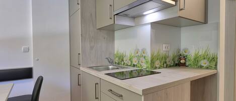 ثلاجة، ميكروويف، موقد طهي مسطح، محمصة خبز