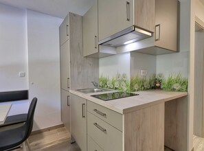 Frigorífico, microondas, placa de cocina y tostadora