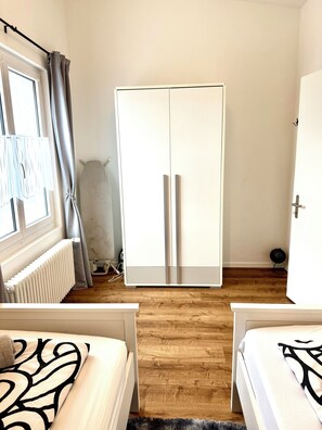 5 habitaciones, escritorio y tabla de planchar con plancha 