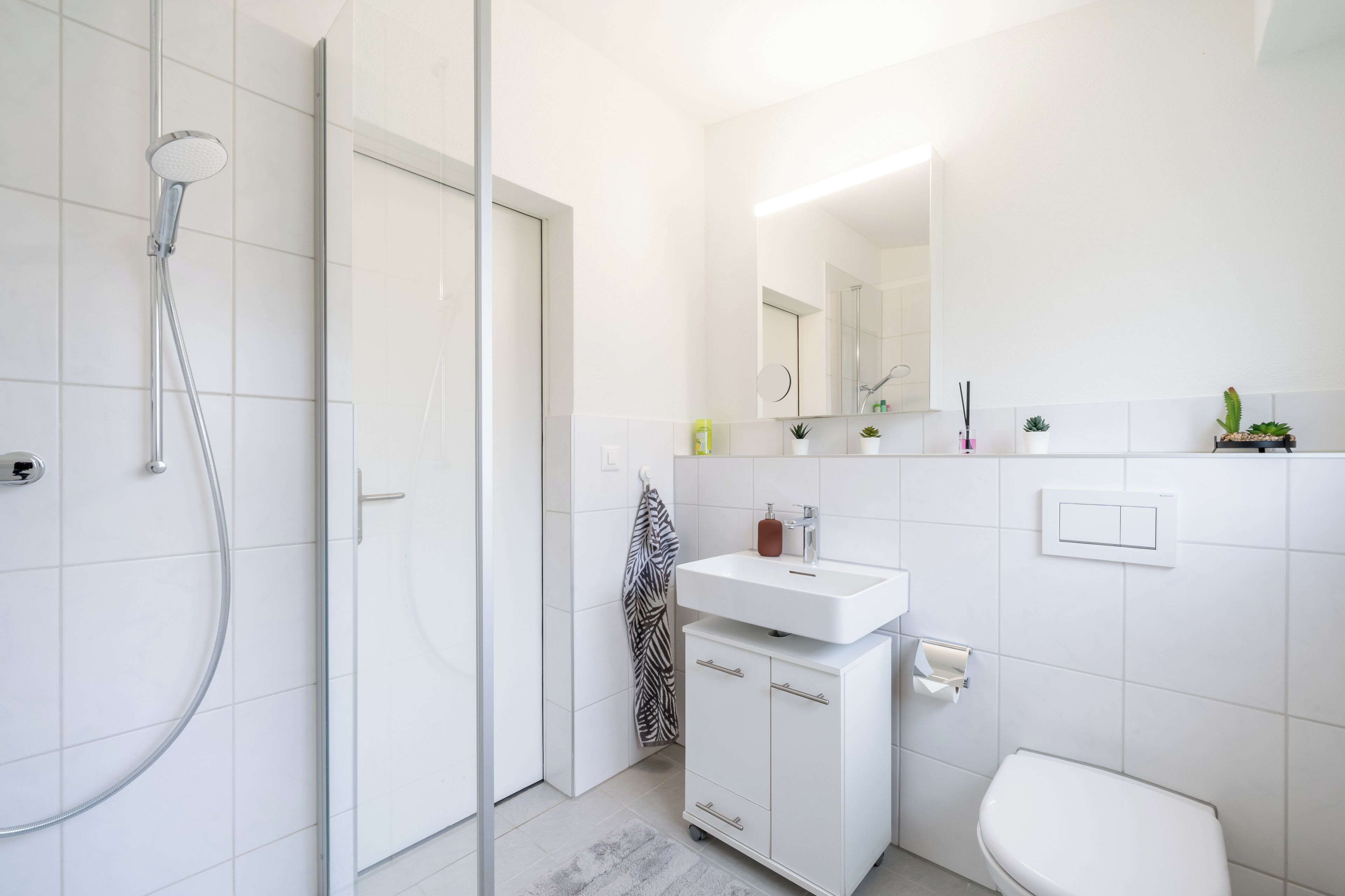 Douche, sèche-cheveux, serviettes fournies, savon