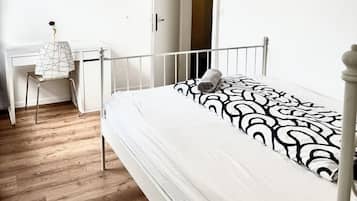 5 habitaciones, escritorio y tabla de planchar con plancha