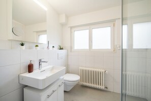 Douche, séchoir à cheveux, serviettes fournies, savon