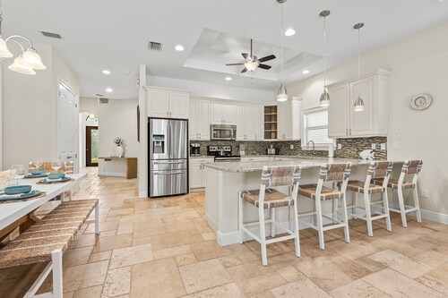 Luxe Home 1 mile to Vanderbilt Beach, Pool & Spa, Pet Friendly

