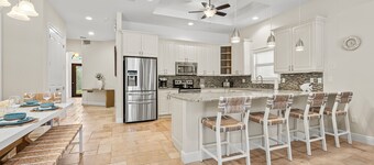 Luxe Home 1 mile to Vanderbilt Beach, Pool & Spa, Pet Friendly

