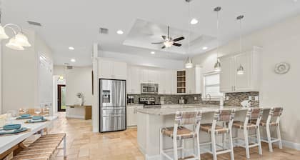 Luxe Home 1 mile to Vanderbilt Beach, Pool & Spa, Pet Friendly