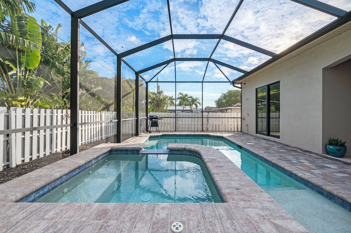 Luxe Home 1 mile to Vanderbilt Beach, Pool & Spa, Pet Friendly