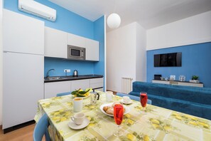 Apartamento urbano, sacada, vista para a cidade | Cozinha privada | Máquina de café expresso, chaleira elétrica