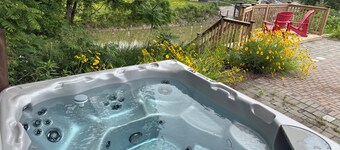 Charming one-bedroom Ausable View apartment centrally located in Grand Bend.