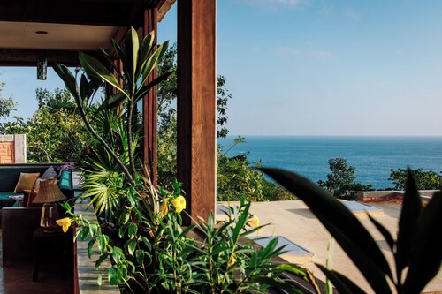 Casa Coyote; 7 bedrooms villa with 2 pools & ocean view