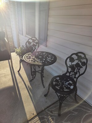 Outdoor dining - Charming 3-bedroom cottage with AC, WiFi in serene Walnut Cove. (Walnut Cove)