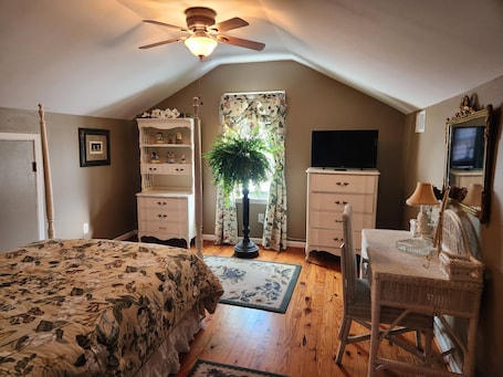 3 bedrooms, iron/ironing board, free WiFi, bed sheets. Charming 3-bedroom cottage with AC, WiFi in serene Walnut Cove.