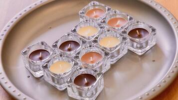 Una bandeja con varios candelabros de vidrio que contienen velas.
