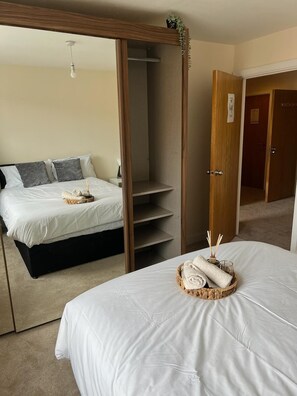 2 bedrooms, iron/ironing board, WiFi, bed sheets - Premium City Apartment with Free Parking! (Birmingham)