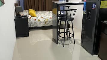 1 habitación, tabla de planchar con plancha, wifi y ropa de cama