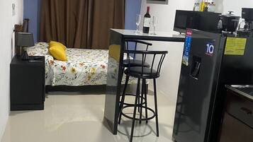 1 habitación, tabla de planchar con plancha, wifi y ropa de cama