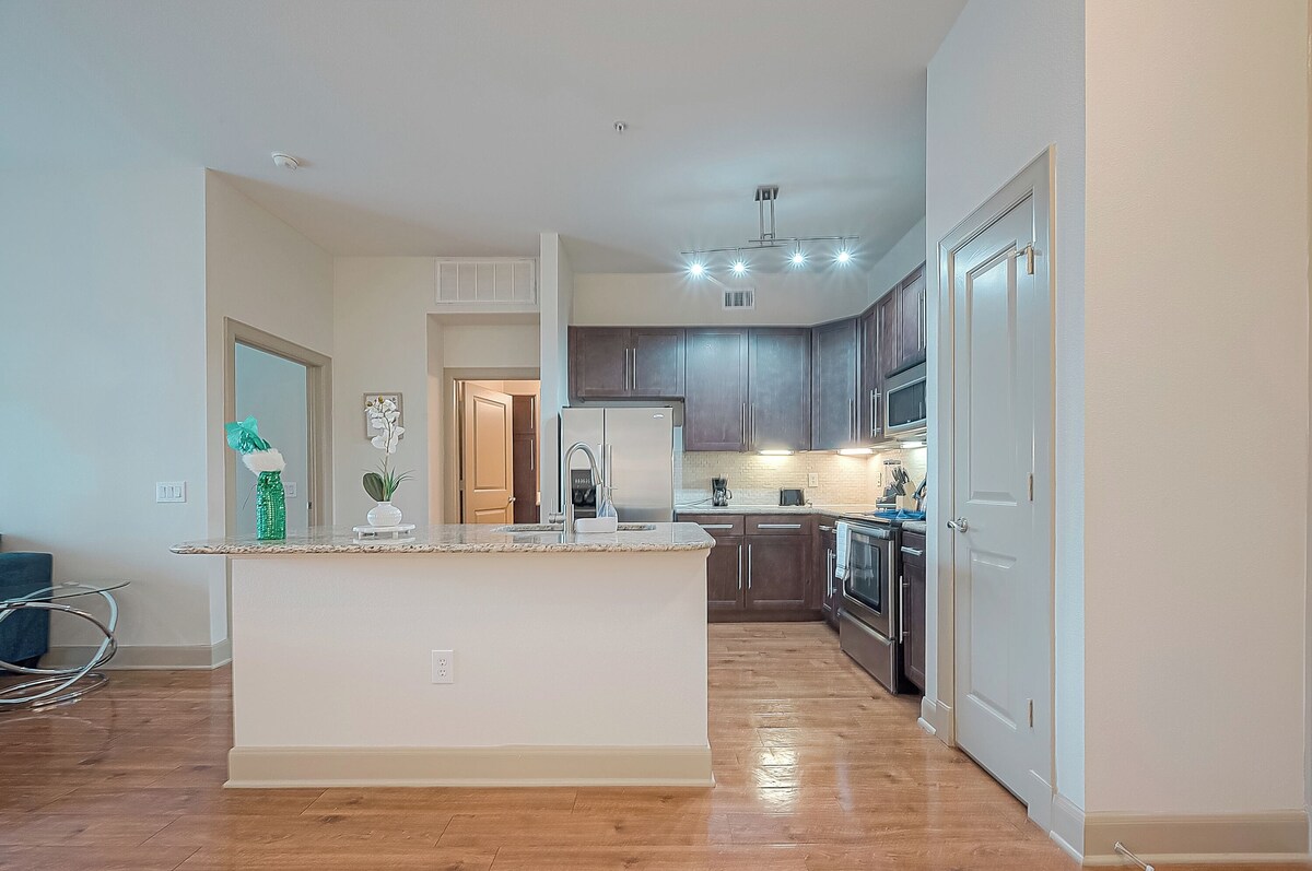 Photo 12 of Charming 2-bedroom apt with Top Notch Amenities, Walking distance to NRG & TMC